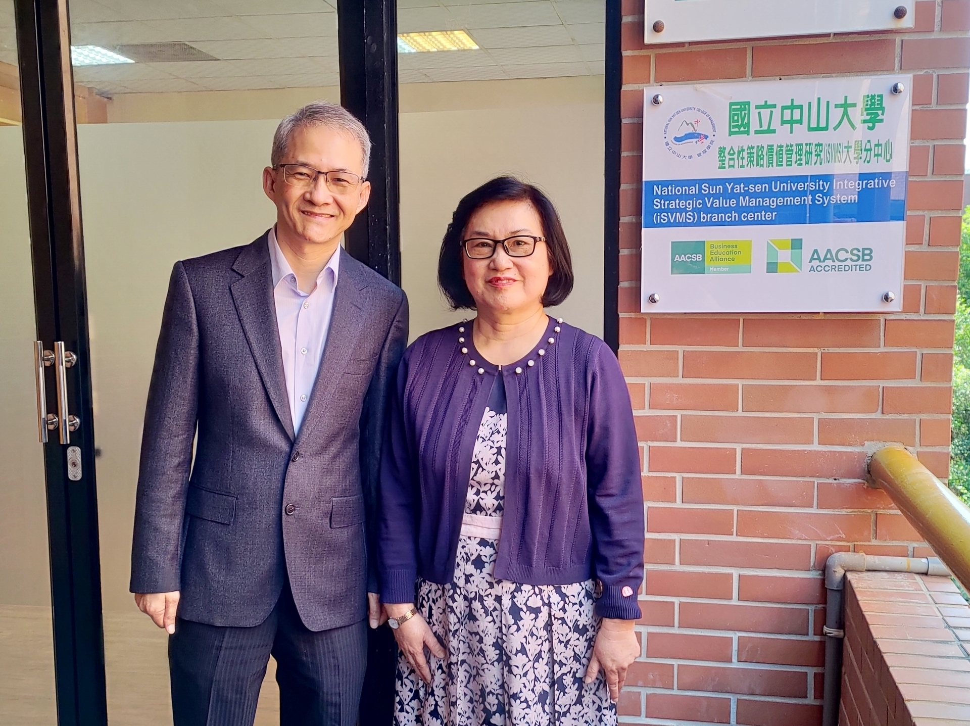 中山iSVMS大學分中心成立，左為管院黃三益院長，右為政大吳安妮講座教授圖片