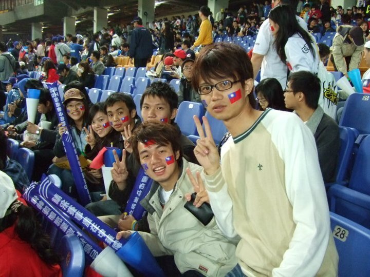 Professor Lo (first from right) went to a baseball game with his master’s classmatesImage