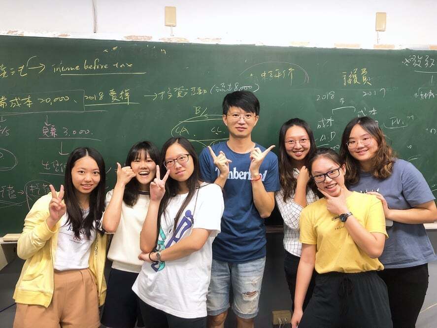 Professor Sheng Yi Lo with students from Feng Chia UniversityImage