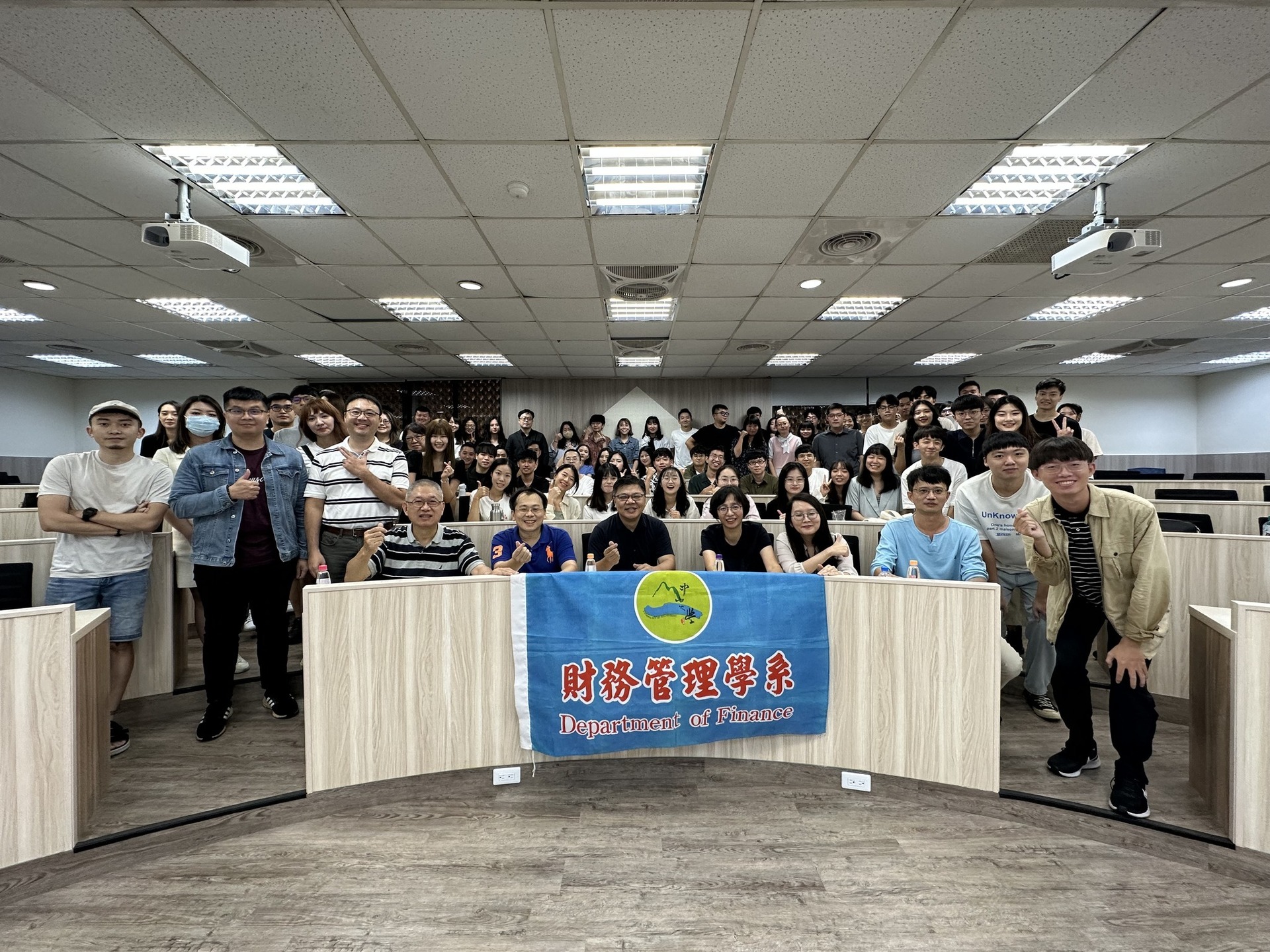 Dr. Sheng Yi Lo with students and faculty of the Department of Finance after his arrival at NSYSUImage