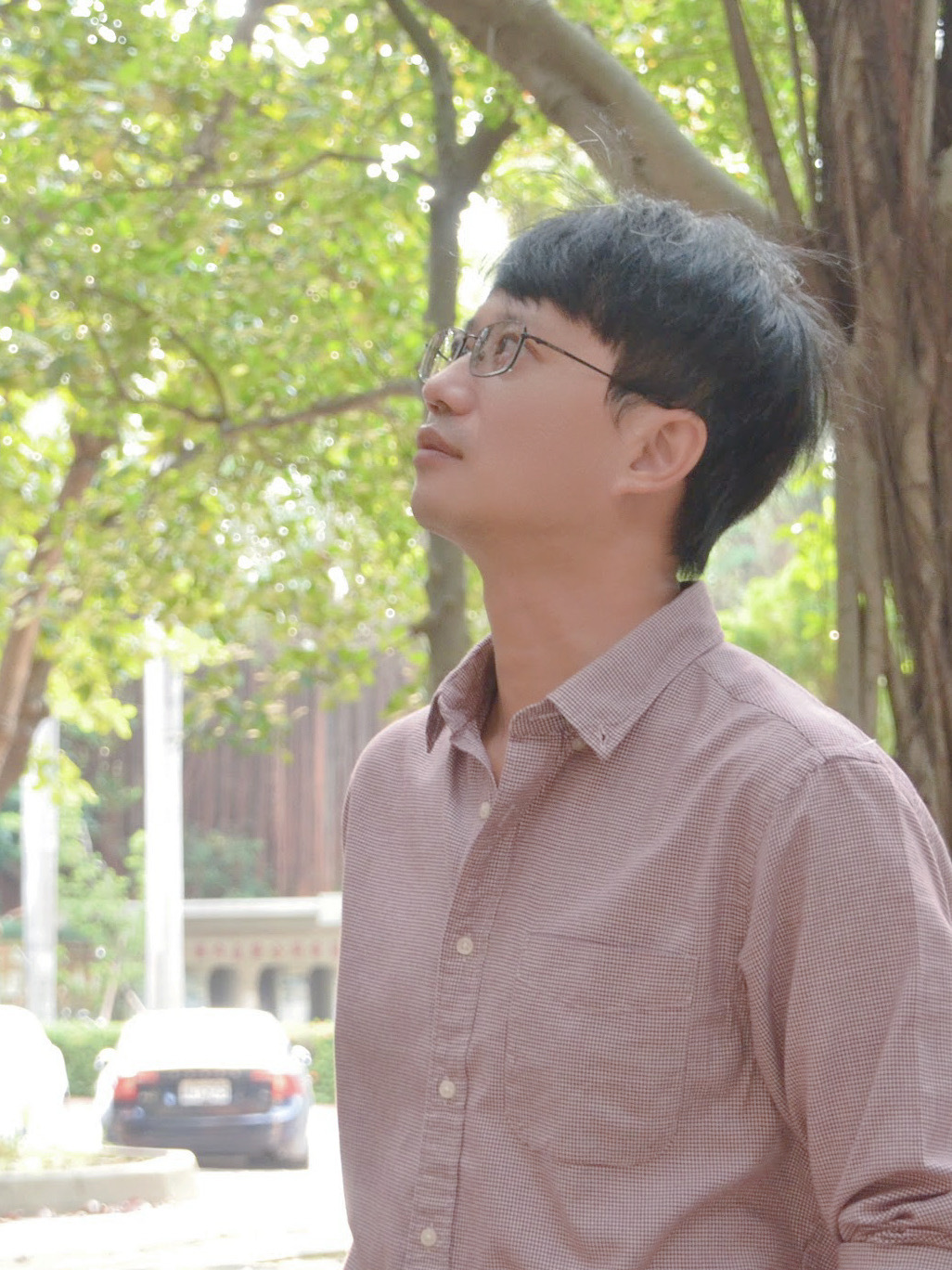 Professor Lo recommends that students of the College of Management, NSYSU should accumulate more understanding and skills in order to show their knowledge and ability in the job marketImage