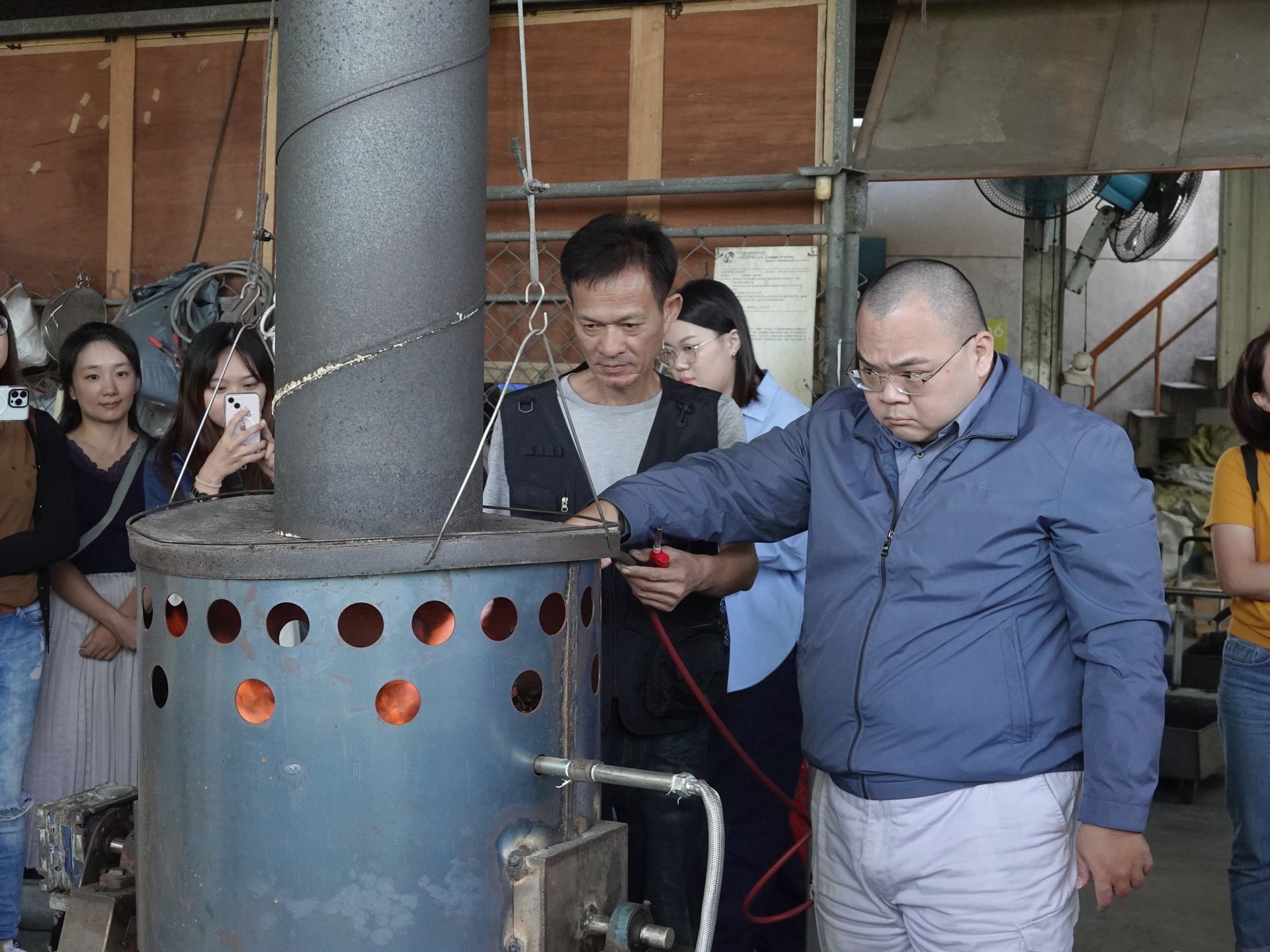 課程學生體驗觀察製炭過程圖片