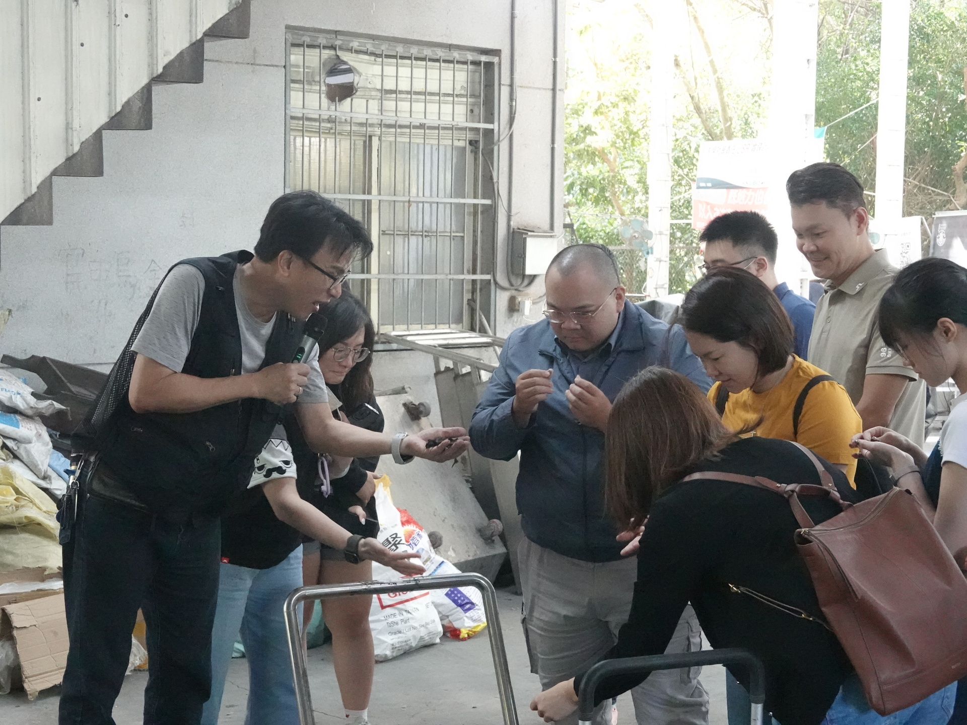 講師導覽解說菱殼炭的特性圖片