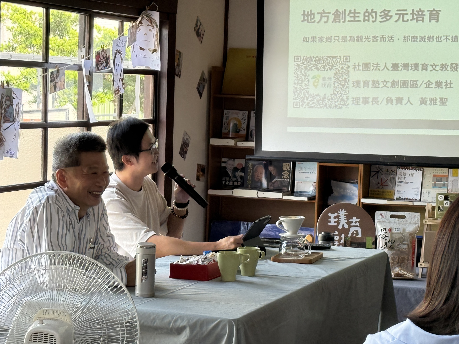 璞育創辦人黃雅聖（右）與中山公事所教授郭瑞坤（左）交流投入社區發展的魅力所在，當運用不同的方法，複製到一地後長出該地的樣貌，其最珍貴之處在於他們對地方的愛。圖片