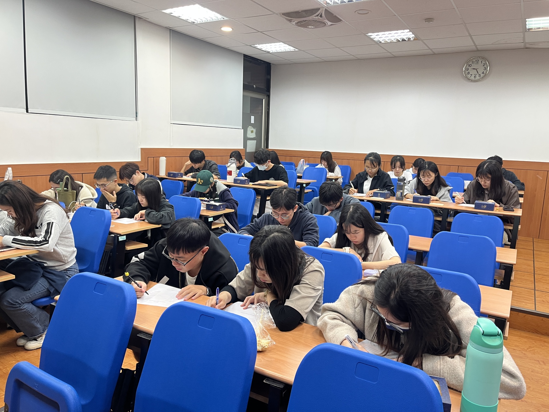 同學們專心完成學習單，回顧並統整本次課程所學內容圖片