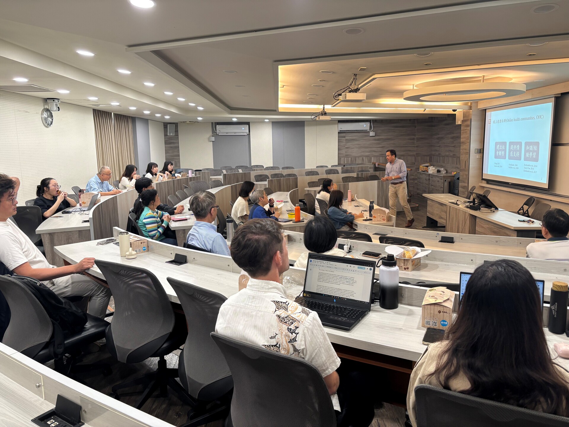 Presentation by Professor Shih-Chieh Hsu's Research Team