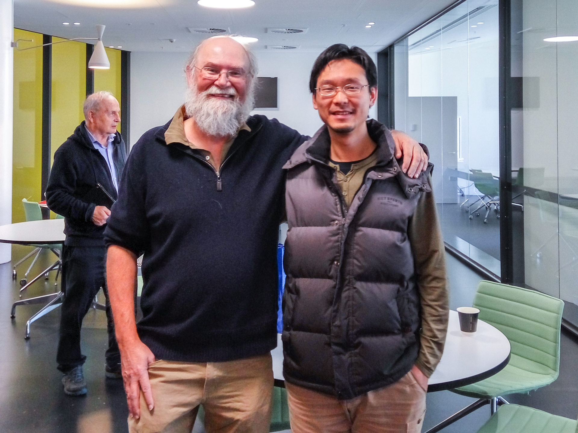 When Professor Wong first came to Australia to teach at the University of Technology Sydney (UTS), he received a great deal of care from his former department chair, whom he still misses greatly. This is a photo they took when the department chair retired.