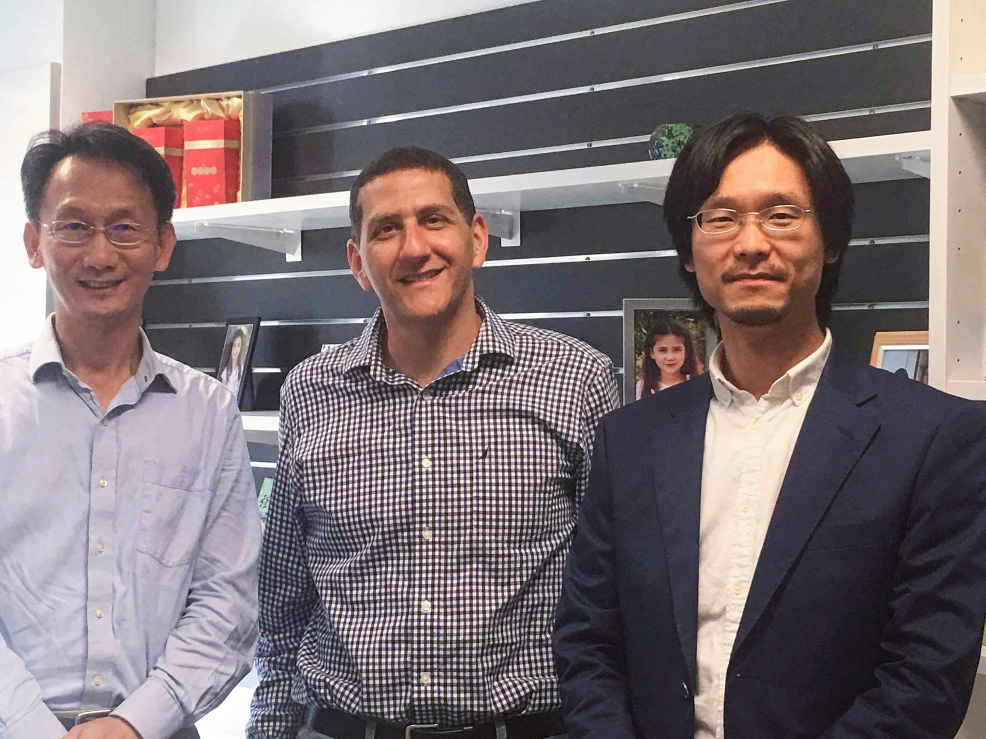 Professor Huang’s doctoral advisor visited Sydney in 2017, and it was the happiest thing for Professor Huang to have his family and friends together in a foreign country.