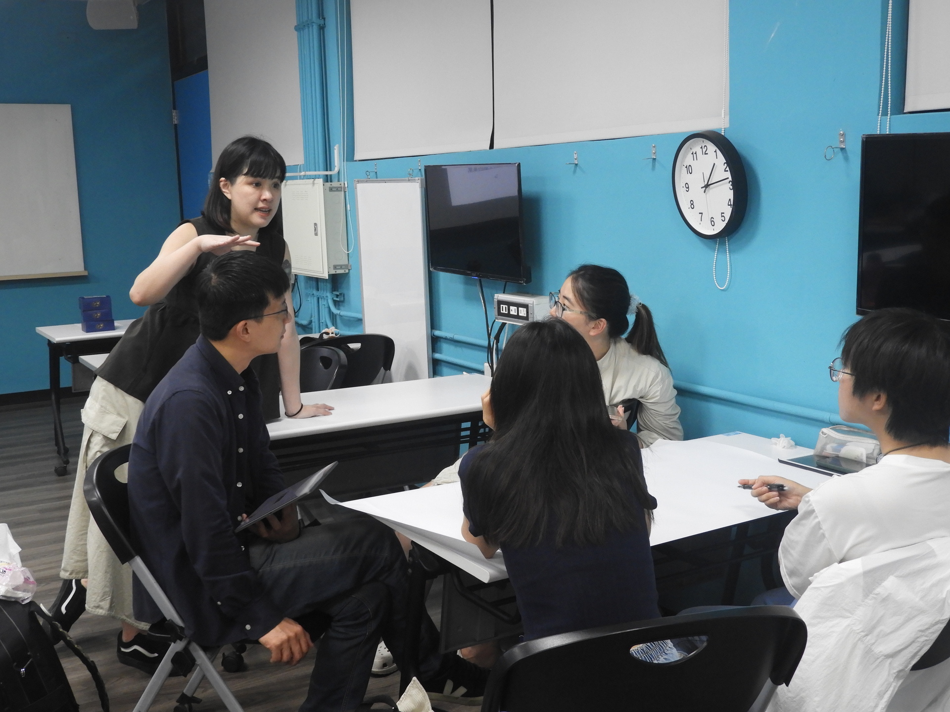 同學熱烈討論將呈現的內容