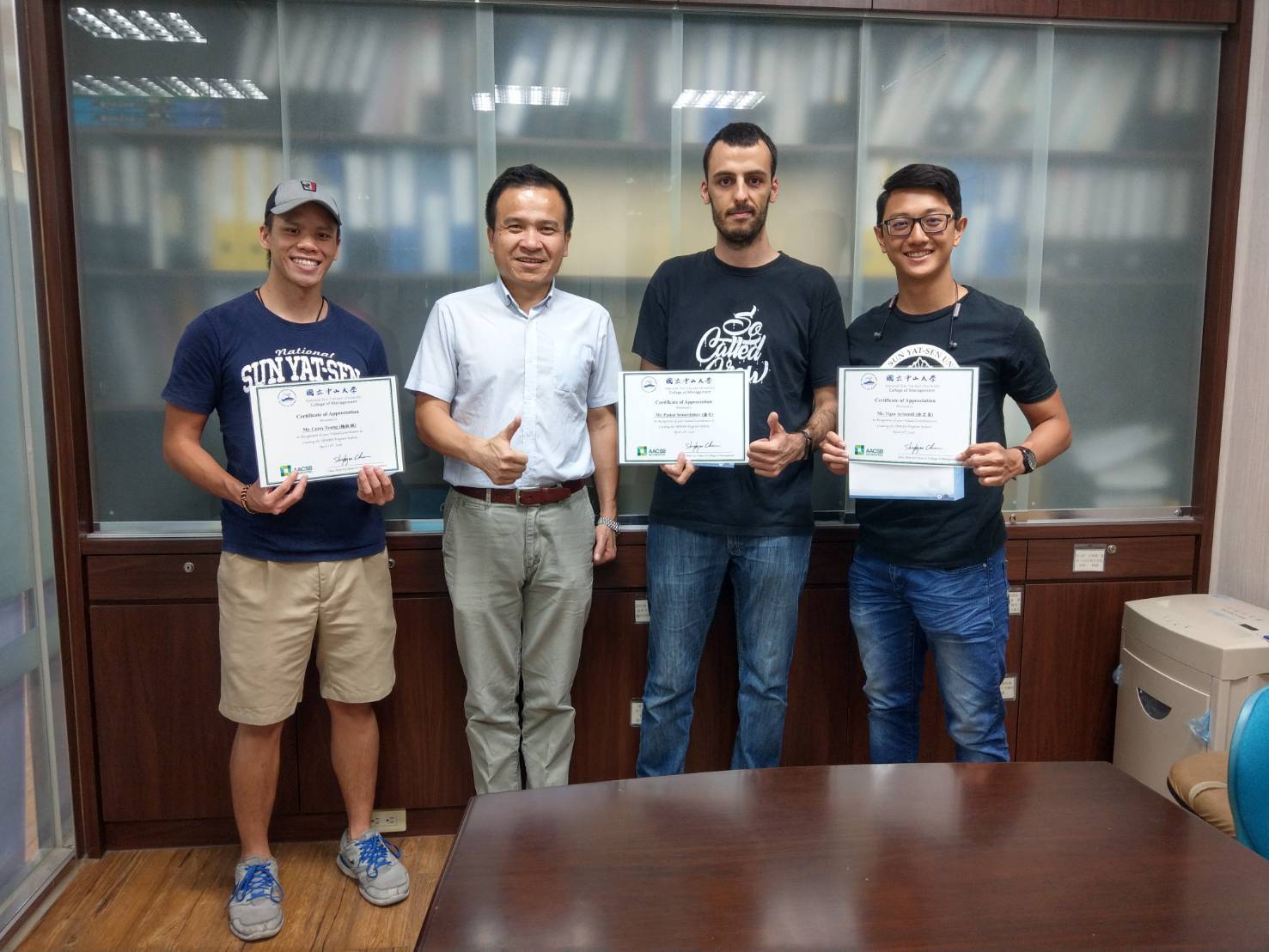 徐士傑主任頒贈感謝狀與三位學生圖片