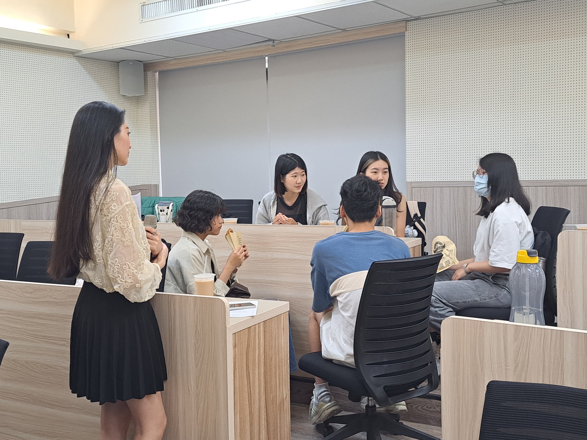 學生積極討論主題內容圖片