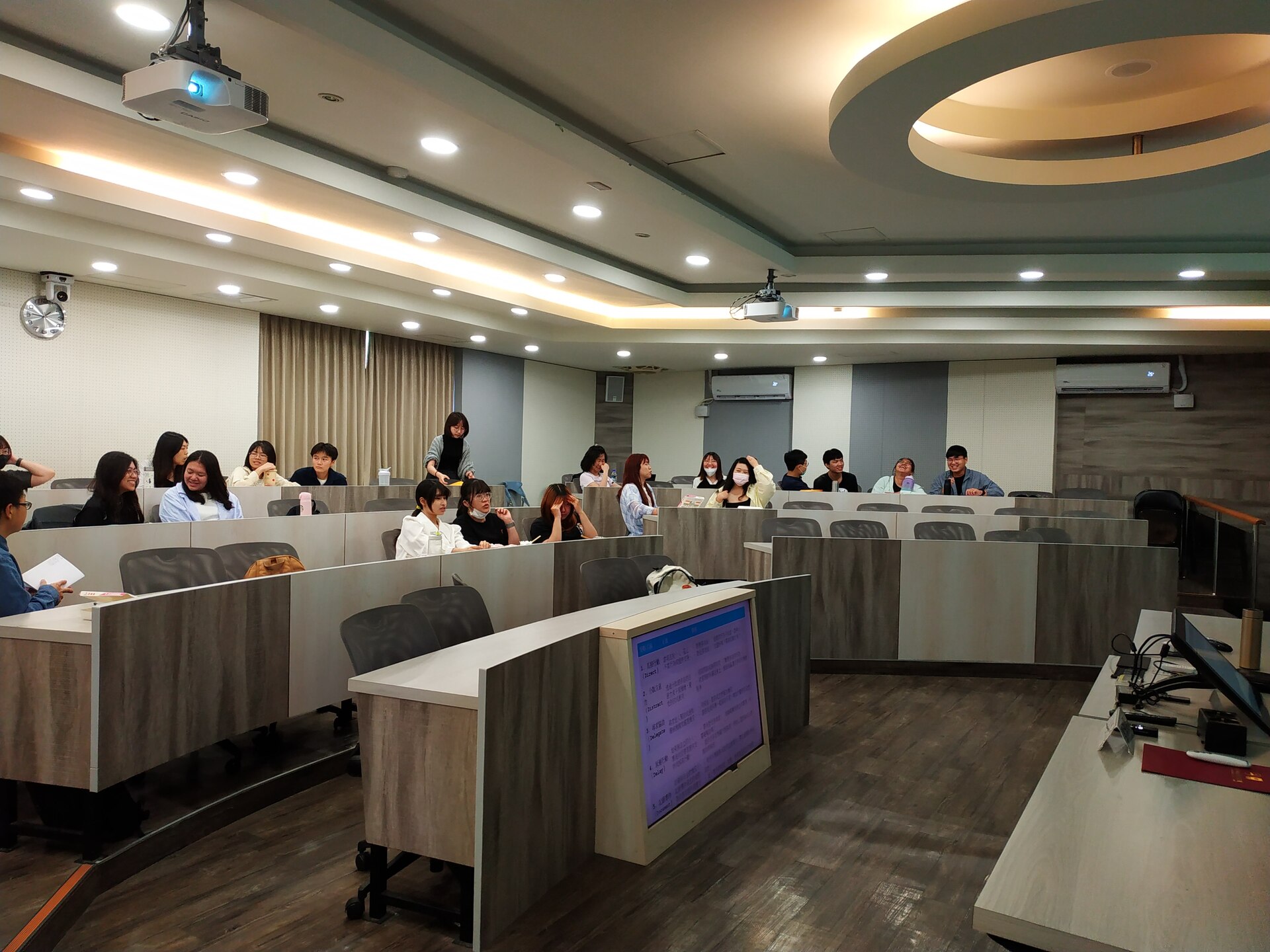 與會者分組討論如何以5D策略安全、有效地介入