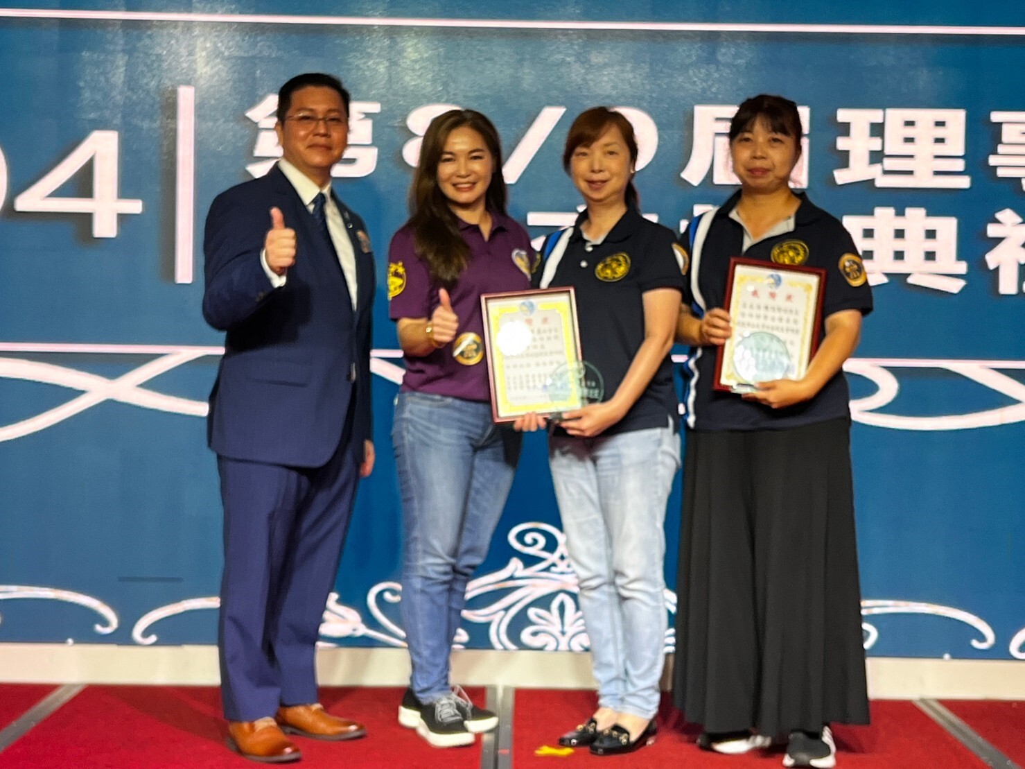 第九屆理事長陳淑娟致贈感謝狀給第八屆服務團隊圖片