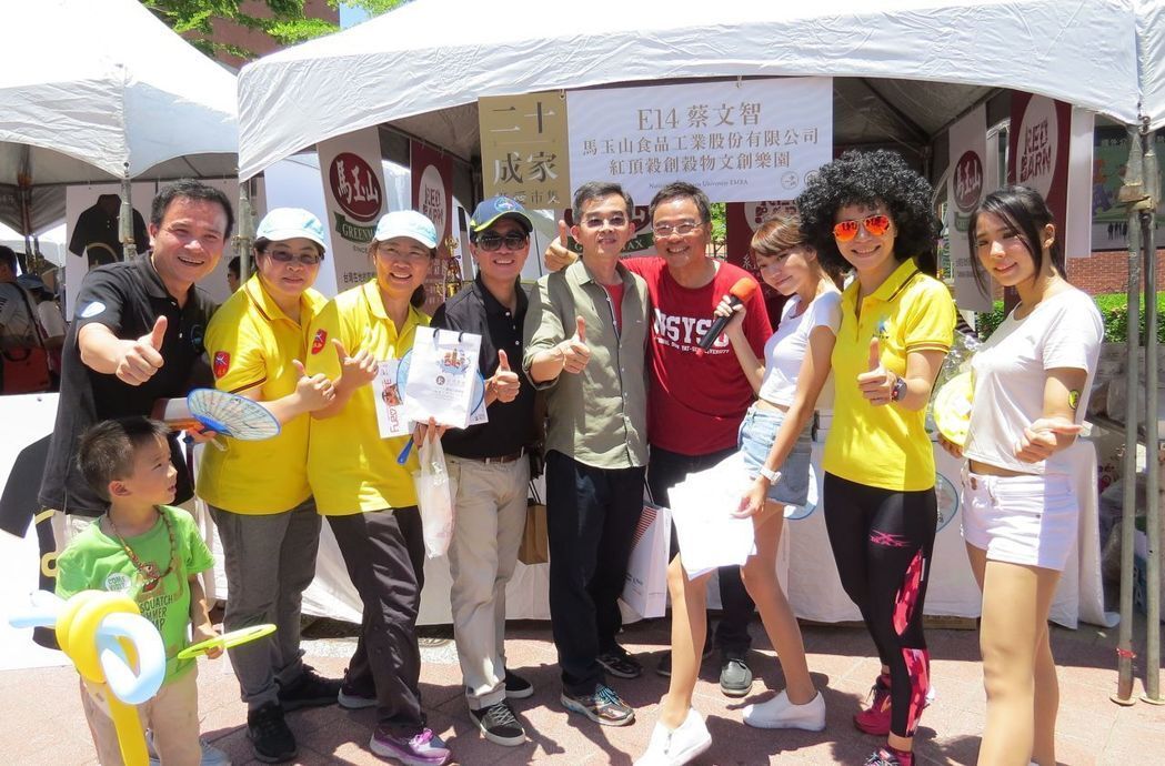 挺愛市集-博覽園遊會，透過攤位將校友企業的品牌展示，除能彼此更深入認識及交流外，更讓在校生也能認同中山人的品牌，更以身為中山人為榮。 李福忠╱攝影圖片