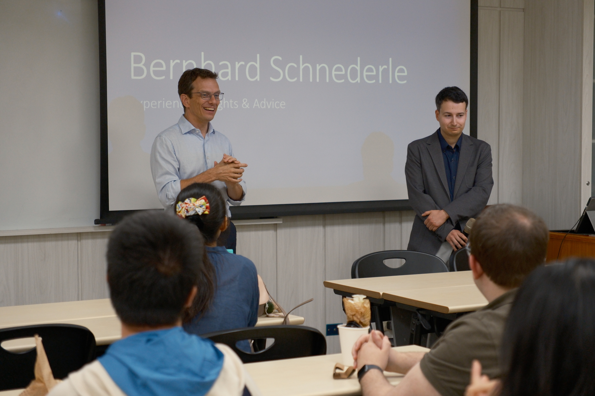 劉易主任開場介紹國際校友辛柏納，分享活動背景與重點圖片