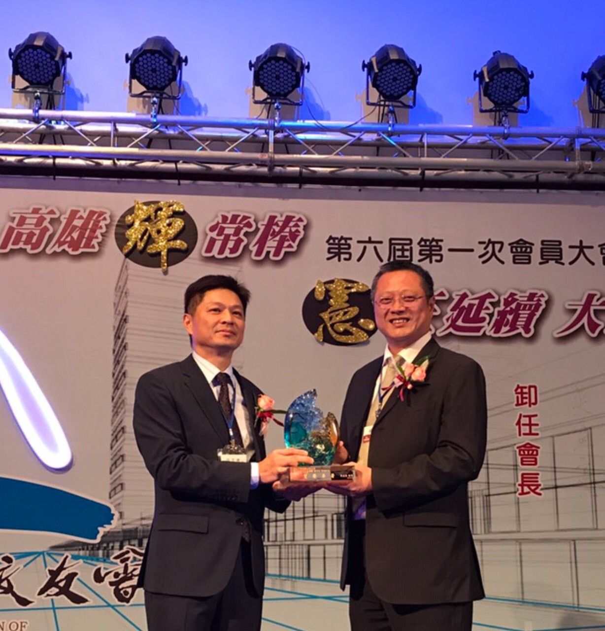 前任理事長黃烱輝(右)交接給吳孟憲理事長圖片