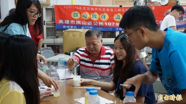 大學生走入社區開啟不同世代及城鄉之間的交流。（記者黃佳琳攝）圖片