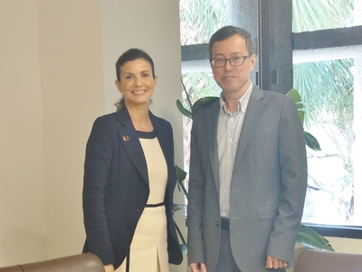 中山管院陳偉慶副主任與UM商學院副院長Patricia Abril(左)合影圖片