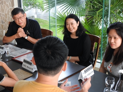 李瑞華教授與師母仔細聆聽學生的想法圖片