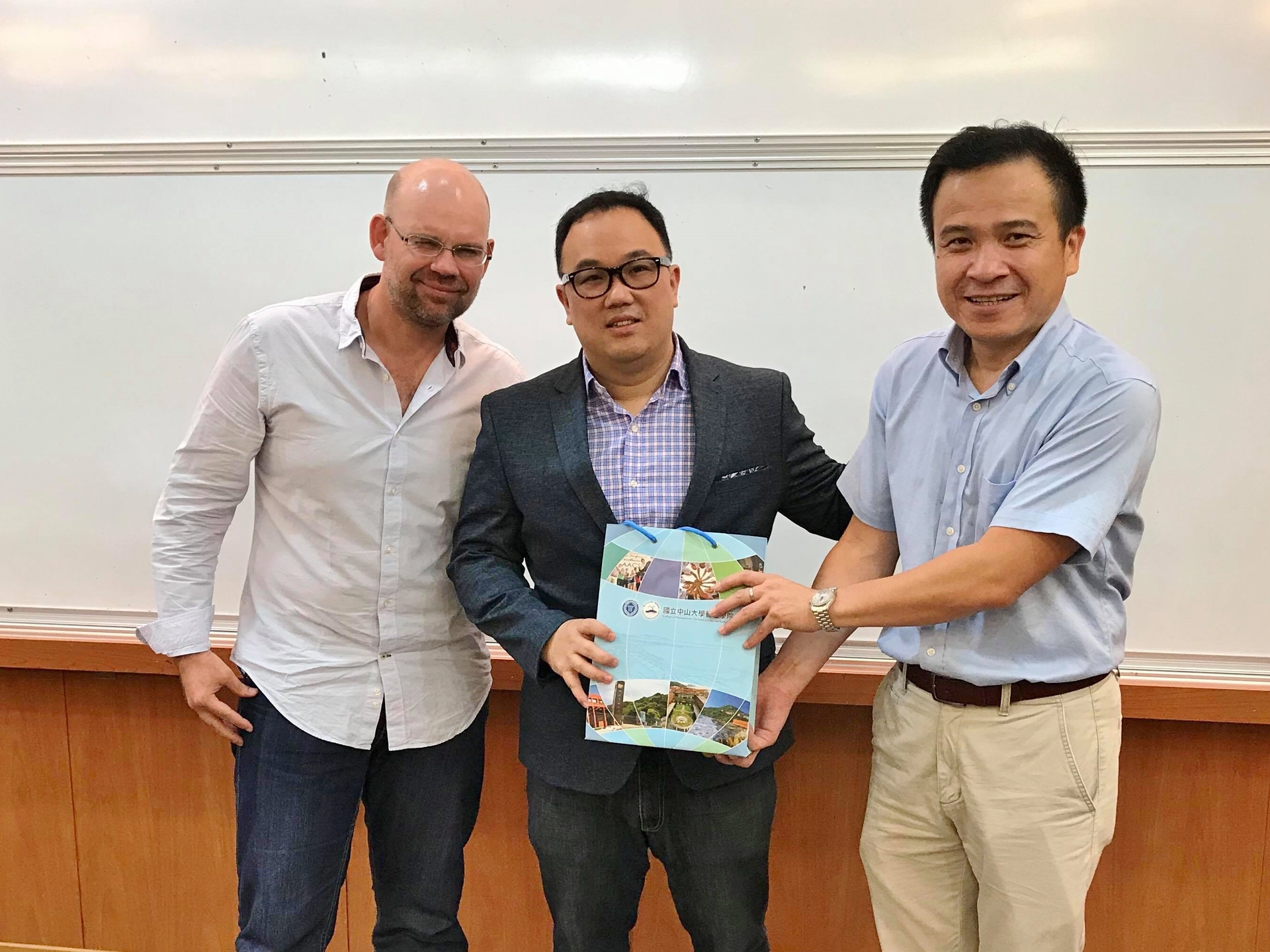 IBMBA主任徐士傑教授(右)跟 Ryan Brading教授(左)向楊總經理(中)表達感謝之意圖片