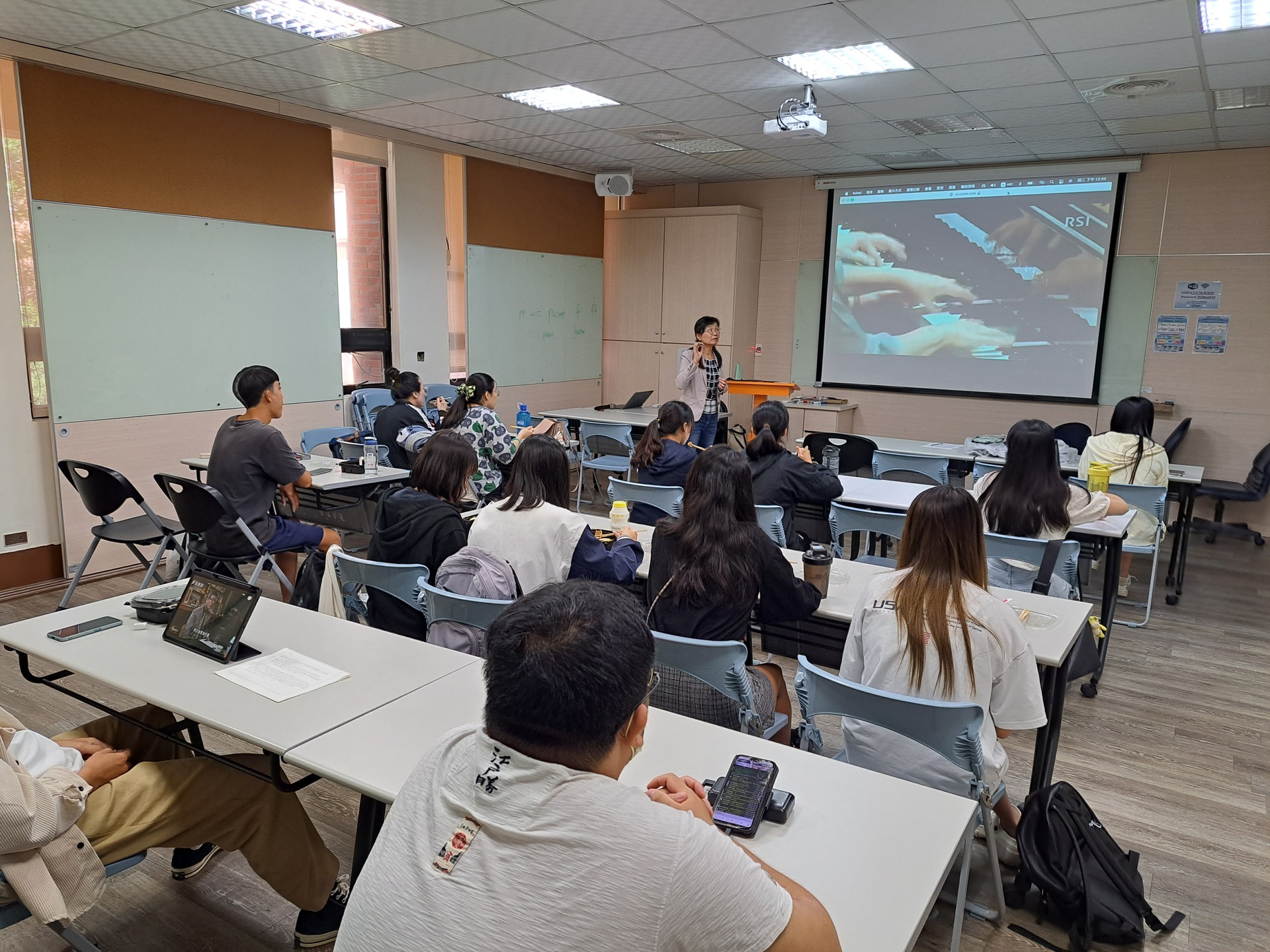 劇場藝術系王品惠教授，帶領同學用英語聽古典樂、讀繪本圖片
