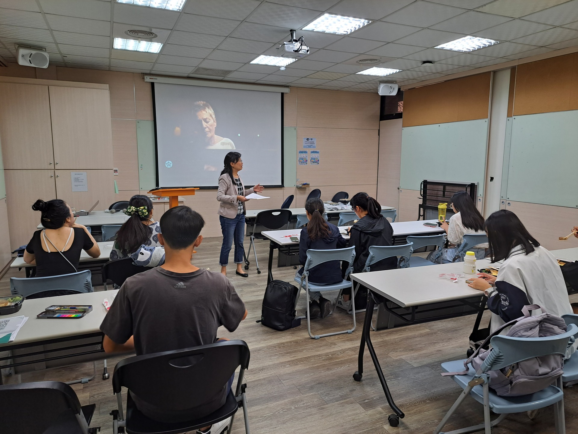 王品惠教授帶領同學以英文交流討論音樂與繪本賞析圖片