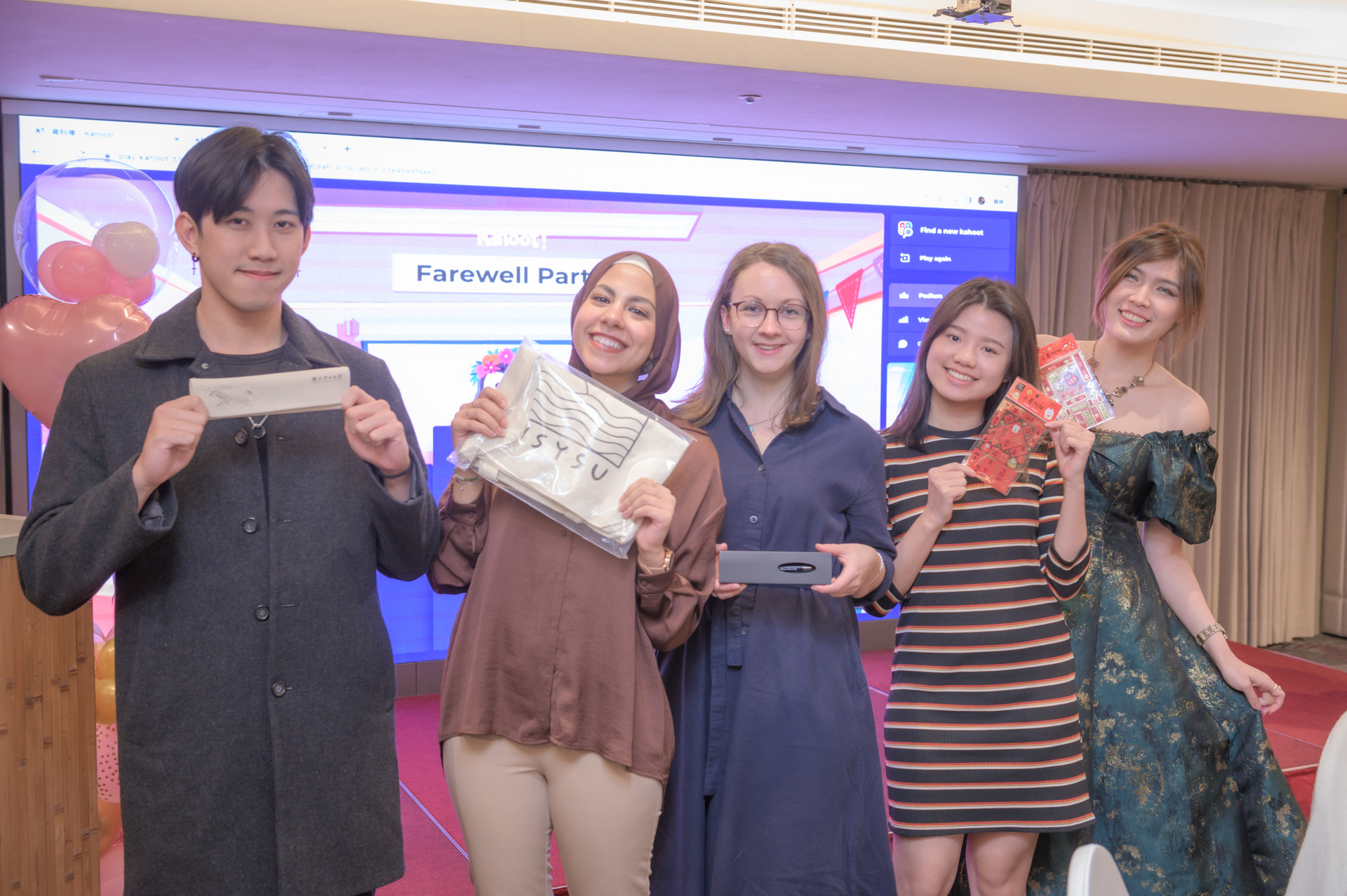 於Kahoot小遊戲中獲獎的同學合影圖片