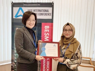 Harisatul Agustin(右)獲得AASE商業、教育、社會科學與管理國際研討會最佳論文獎