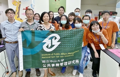 國立中山大學公共事務管理研究所於高雄市前鎮區竹溪里民活動中心舉辦「路中廟社區時間銀行咖啡吧開幕暨成果發表展」,為社區咖啡吧「路中廟時光咖啡」揭幕圖片