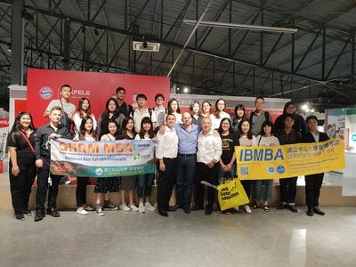 Traveling to Thailand to study at the Panyapiwat Institute of Management, students got to visit international and multinational companies such as the German Häfele Hardware Group and experience Thai business culture.