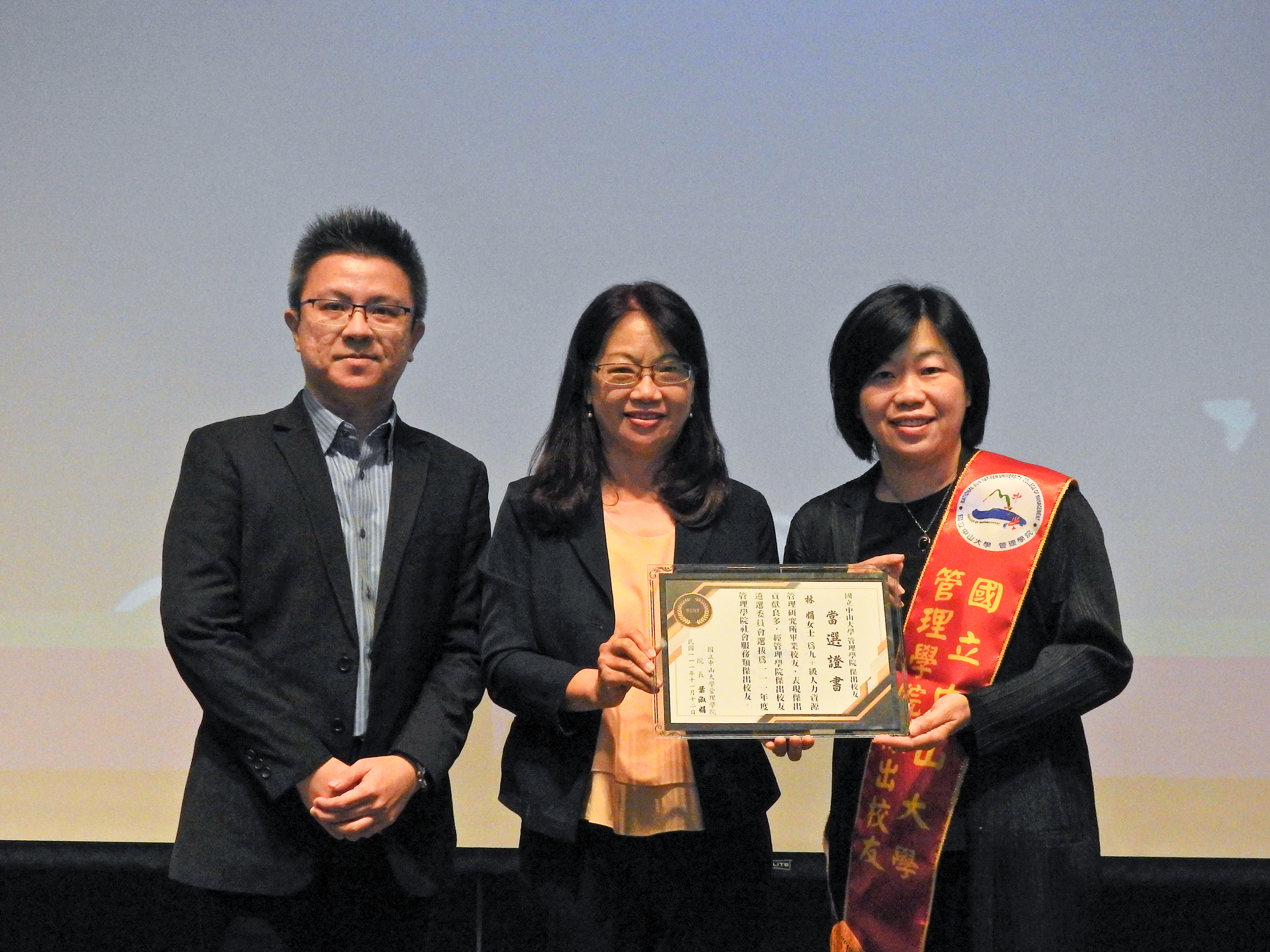 Nai-wen Chi (left) and Shu-chuan Jennifer Yeh (middle), presenting the 2022 Outstanding Alumni Award to Chuan Lin (right)