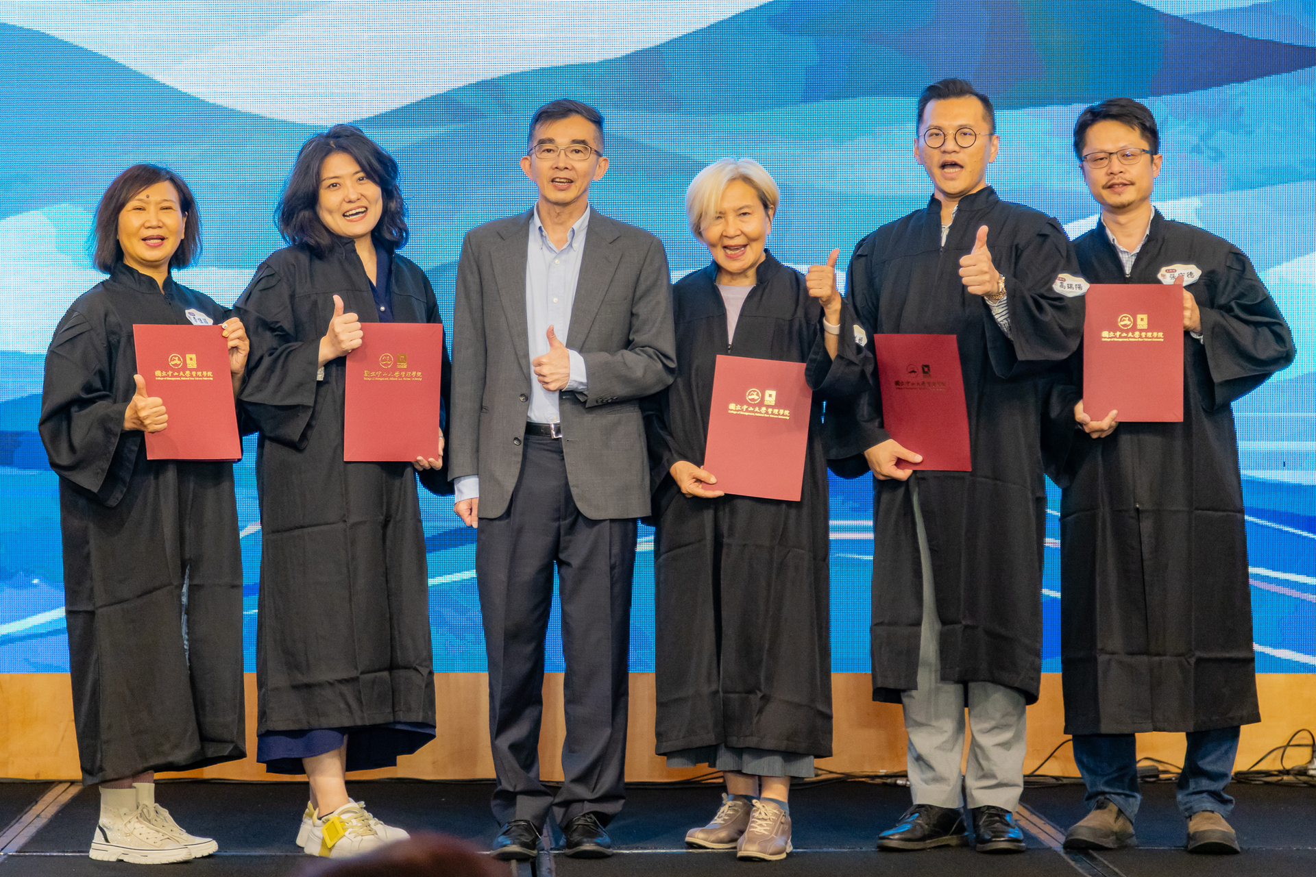 後EMBA「西灣生生塾」第三期貢獻良多學員，由陳世哲塾長授贈獎狀圖片