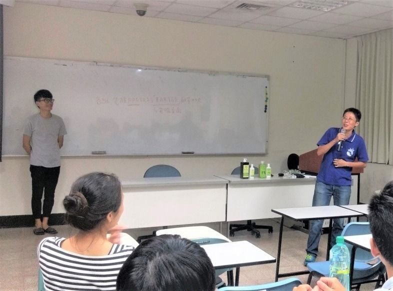 「方舟」姿琦總幹事（圖右）親臨課堂感謝同學的幫忙，講桌上所擺放的則為顏仲鑫同學（圖左）所設計的清潔劑新舊包裝。圖片