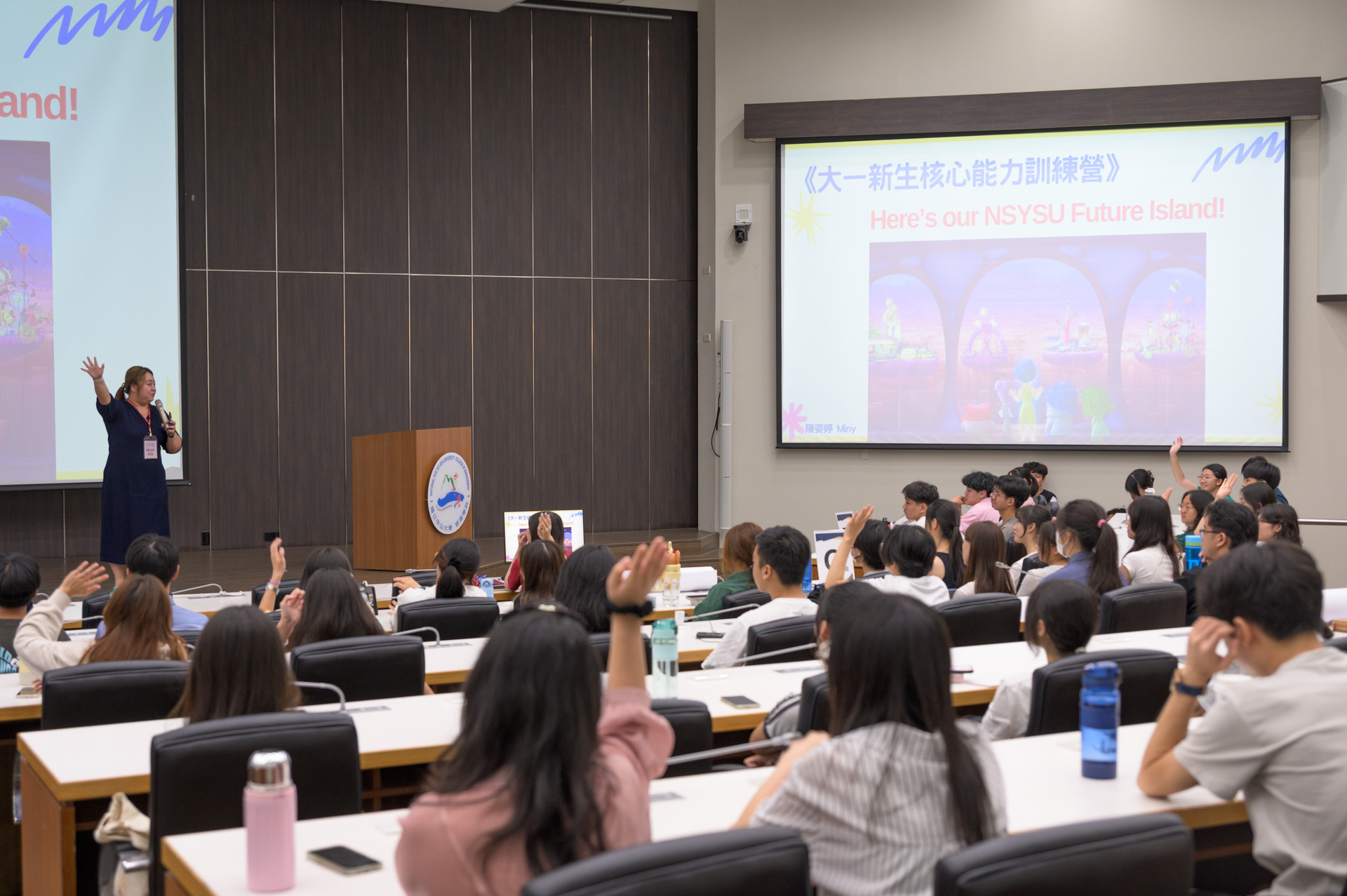 Students eagerly participate in the quiz session, energizing the atmosphere.Image