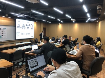 中山管院教室設置直播攝影設備。圖片