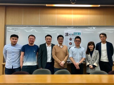 至直播攝影棚直接與講者互動的老師們。圖片