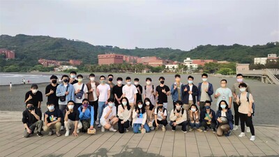 於西子灣海堤玩沙踏浪圖片