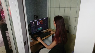 提案人陳黃燕進行「圓夢之房」設備操作圖片