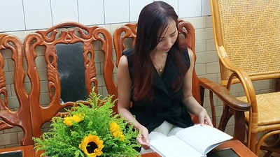 提案人陳黃燕進行線上語言課程準備圖片