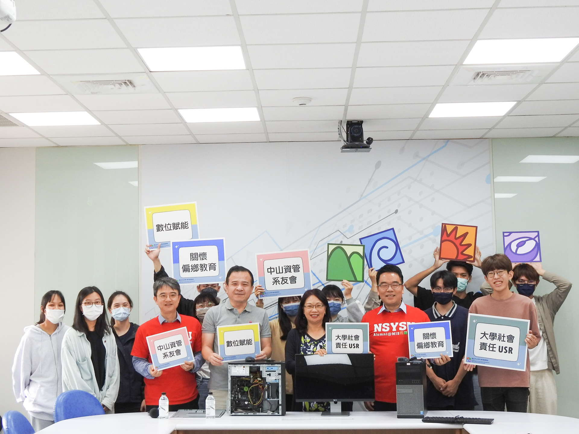 【資管系】中山資管募資再生電腦 師生齊心愛送偏鄉 親手組裝心意滿滿圖片