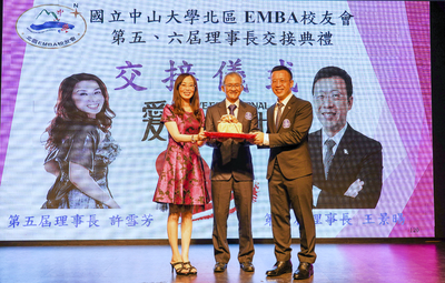 在管理學院黃三益院長(中)的監交下,北E校友會由第五屆理事長許雪芳(左)交棒予第六屆理事長王景暘(右)