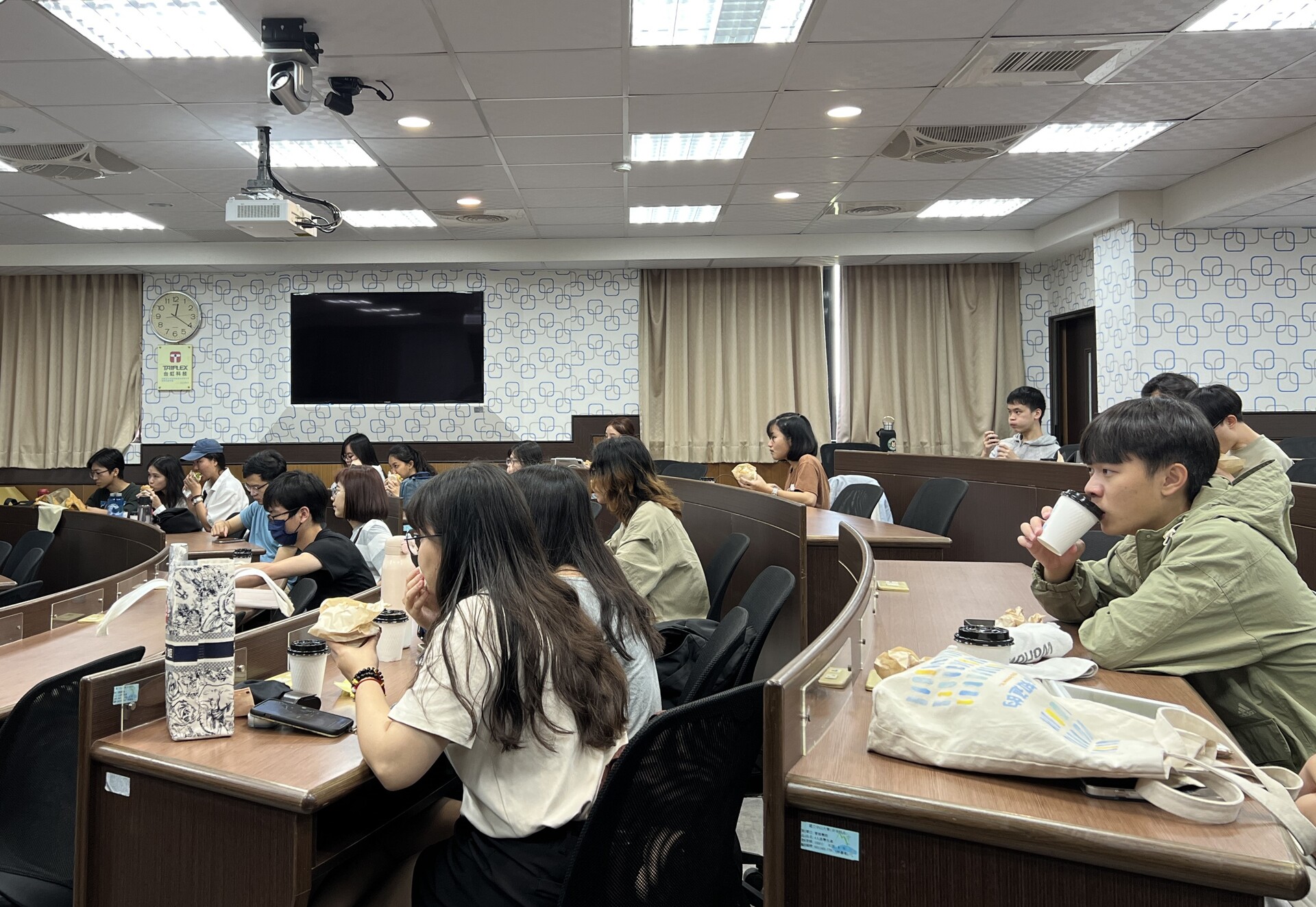 同學們邊享用 Lilyth 準備的美味蔬食邊聆聽分享圖片