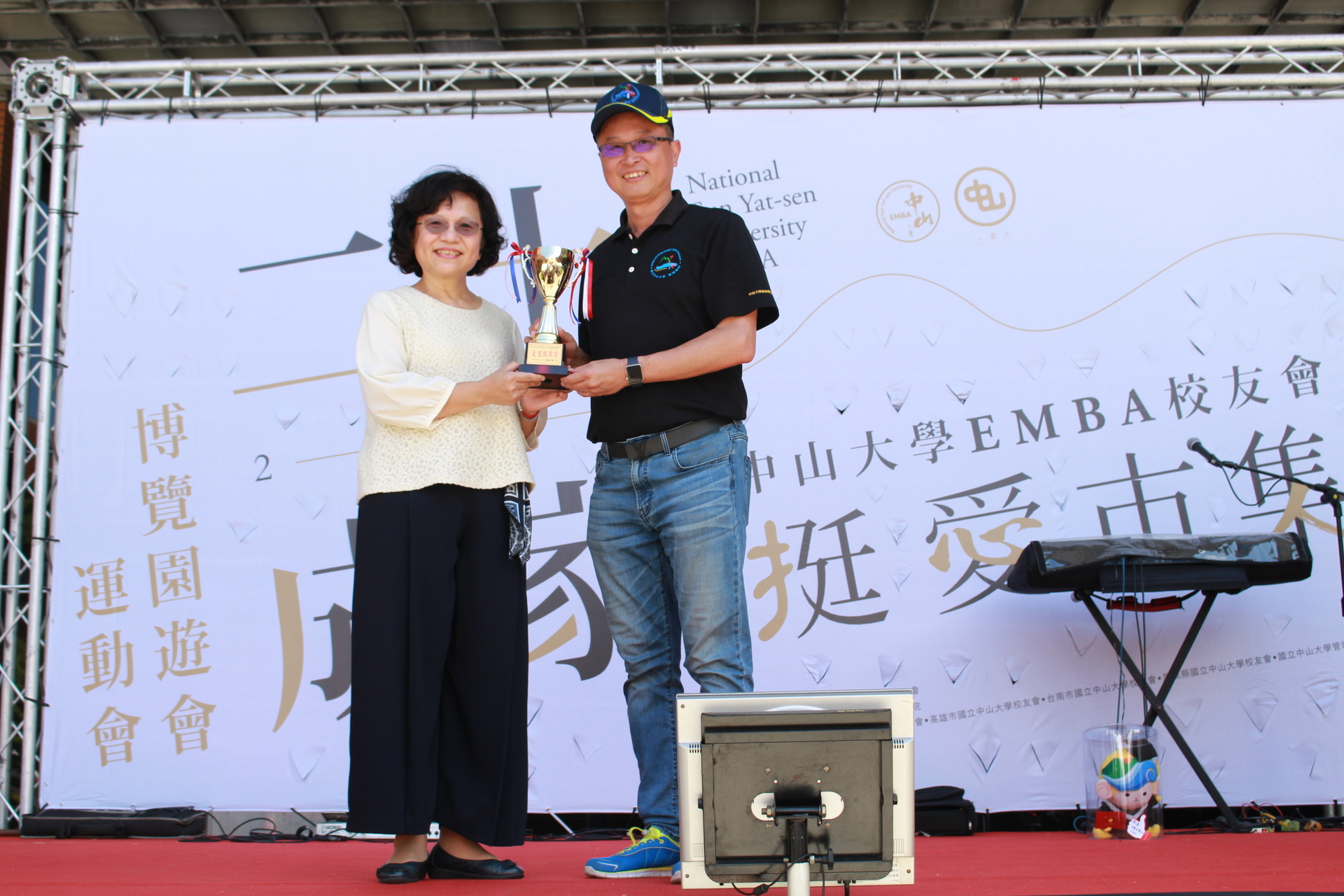 挺愛中山  校友同樂  中山管院舉辦「挺愛市集暨趣味運動會」 為中山EMBA20週年慶暖身圖片