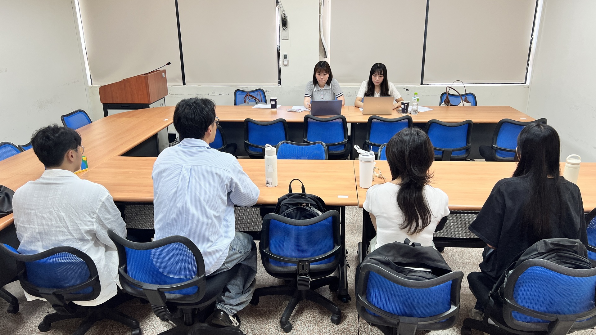 群體面試結識，面試官也會即時給予個人及綜合建議，針對不同專業及公司特性提點考生圖片