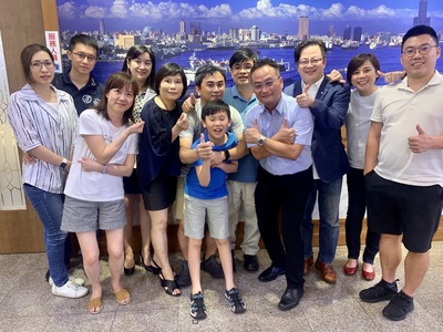 柯宏聰(左六)於返台隔離期間受到同學送餐照顧，十分感動。左四為邱鈺婷、右二為張簡玫娟、右四為傅旭昇圖片
