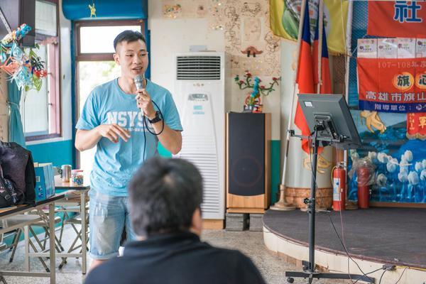 青年團隊張庭嘉同學上台分享社區實習收穫圖片
