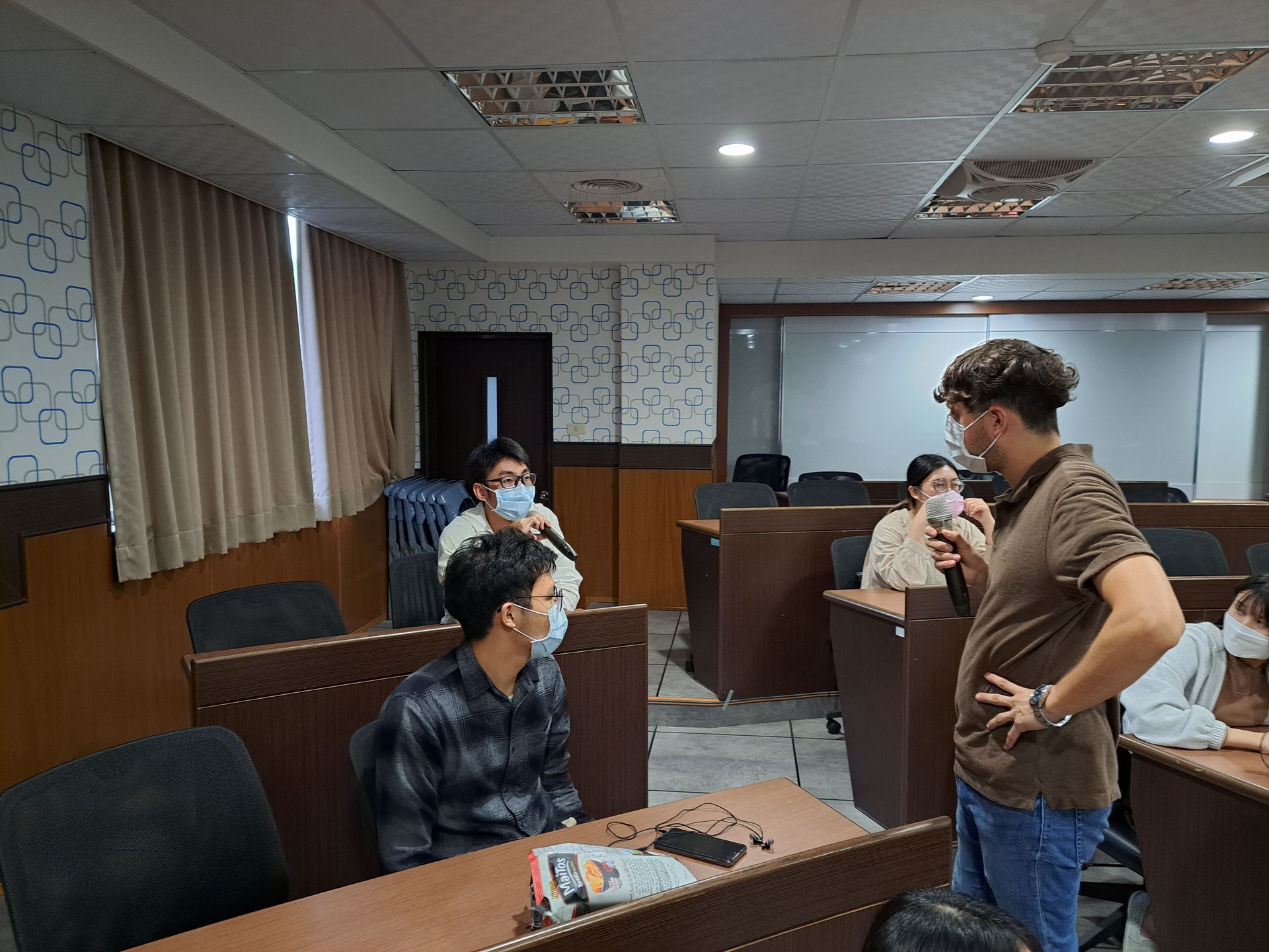 同學以英語表示資訊戰是現代戰爭的重要部分圖片