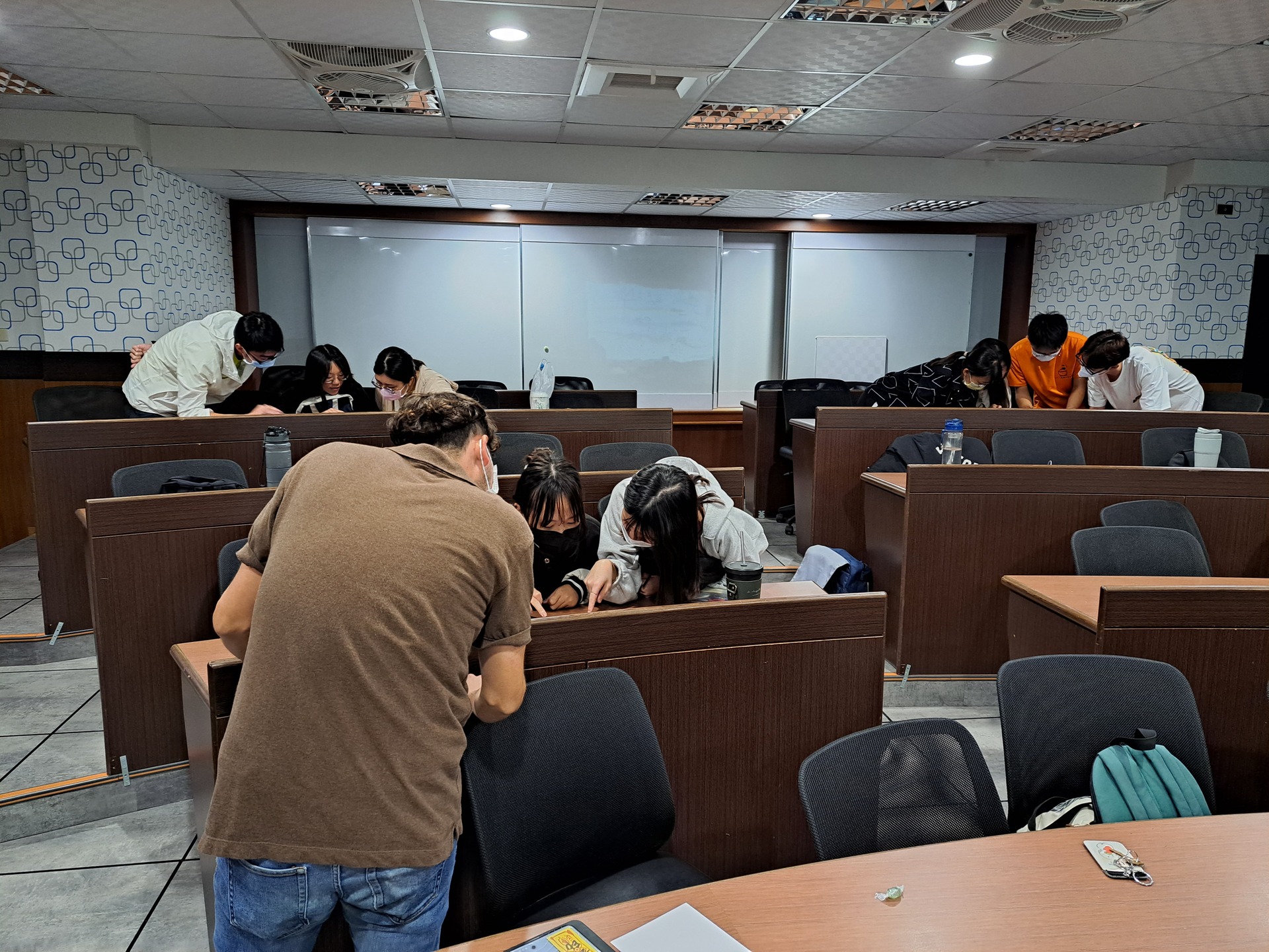 同學們認真解答小遊戲的提問圖片