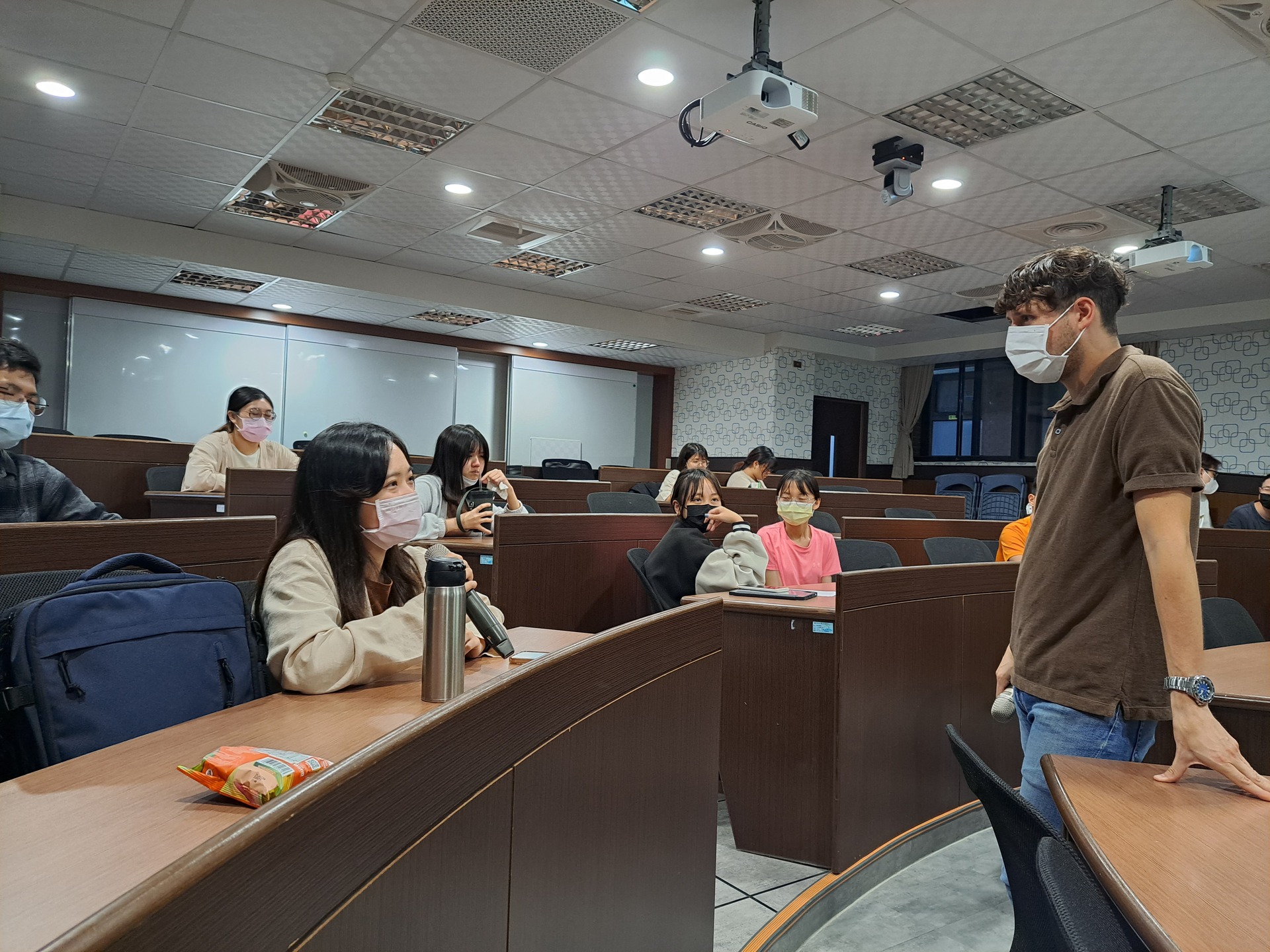 同學積極回應講師提問圖片