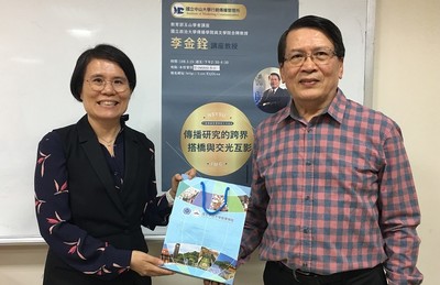 行傳所所長蕭蘋教授(左)與李金銓講座教授圖片